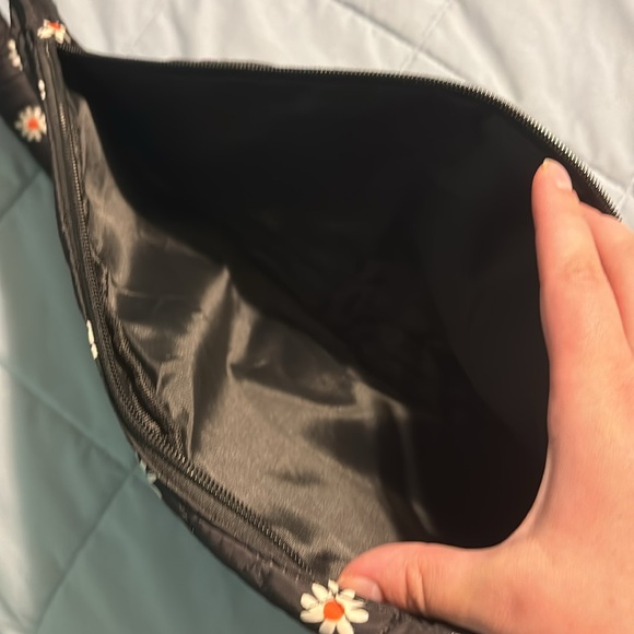 Simply Southern daisy patterned chest bag and card holder - Picture 6 of 8